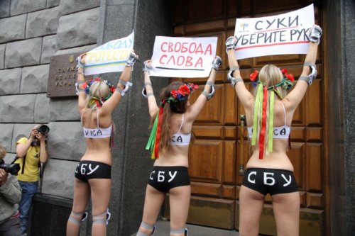 Активистам FEMEN угрожают физической расправой за акцию под СБУ
