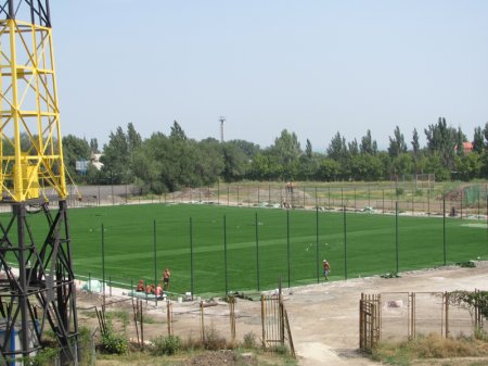 В Луганске подходит к концу строительство первого нового поля для ФК «Заря»