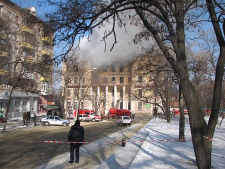 Пожар в луганской поликлинике №7 до сих пор не потушен (фото, видео)