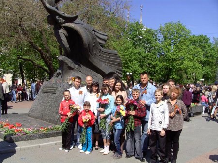 На 9 мая «Фронт Змiн» подарил Луганску «живую бронзу»