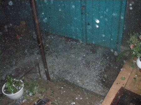 В Луганской области град слипался в куски диаметром  4,5см и пробивал дома насквозь