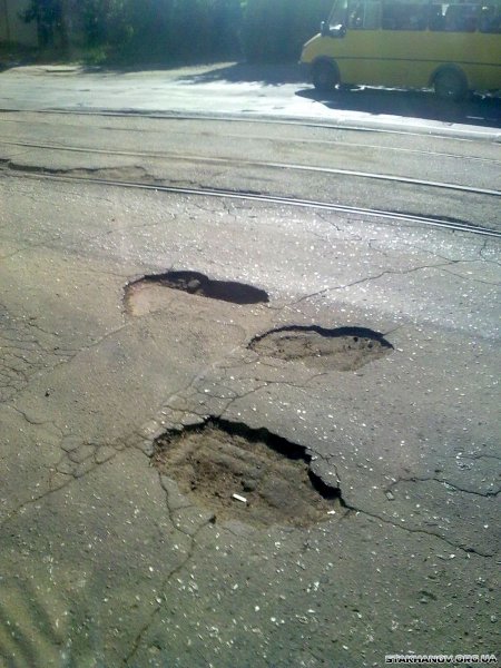 В Луганской области "ноу-хау" по ремонту ям на дорогах плиткой оказалось бесполезным