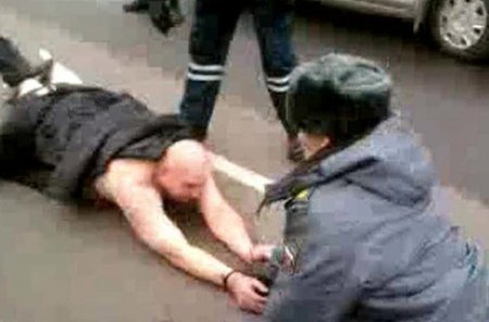 Молдаванин в Москве, раздевшись догола, сел в такси и стал разбивать машины
