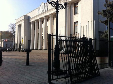 Депутаты при помощи «болгарки» разрезали ворота возле Верховной рады