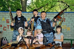 В Луганске бойцы батальона «Беркут» показали детям, как надо действовать в случае массовых беспорядков и дали подержать настоящее оружие