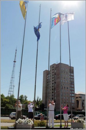 У здания Луганского горсовета торжественно подняли флаги в честь начала ХХХ Олимпийских игр