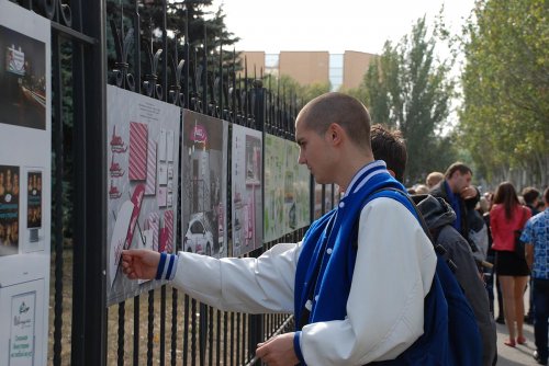 В центре Луганска презентовали уличную дизайн-галерею «Ритмы и линии современного дизайна»