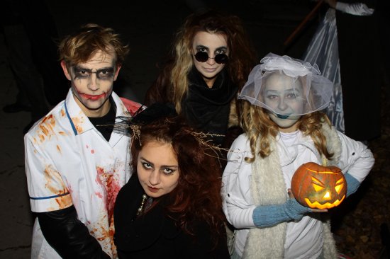 На Хеллоуин в Луганске молодежь устроила веселый праздник