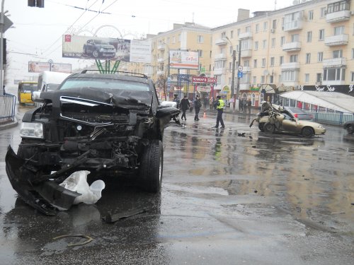 Подробности ДТП в центре Луганска: 2 человека травмированы