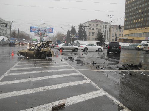 Подробности ДТП в центре Луганска: 2 человека травмированы