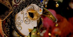 В Луганске открылась выставка новогодних масок