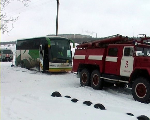 За  двое суток в Луганской области сотрудники МЧС помогли выбраться из снежных заносов более чем 200 водителям и пассажирам