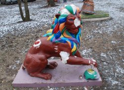 Разгромленные варварами скульптуры луганского парка «Сказочный мир» нуждаются в реставрации