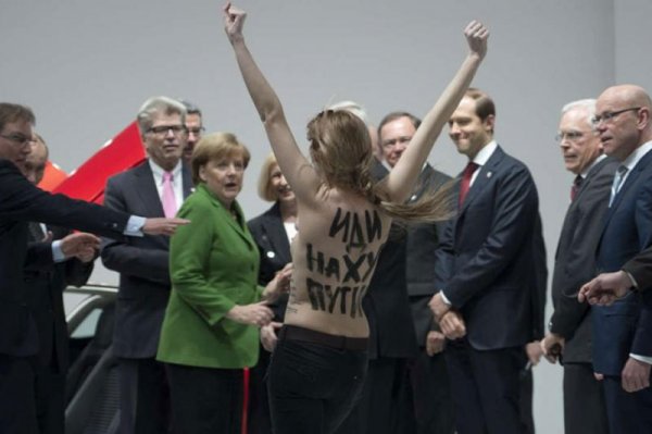Активистки движения Femen испугали голой грудью Меркель и Путина (фото)