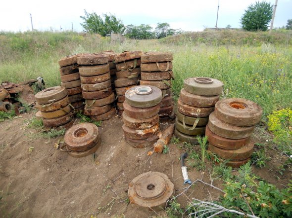 В Луганской области на месте бывшего военного городка саперам пришлось обезвреживать 26 противотанковых мин ТМ-62