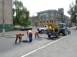 Луганские дорожные службы проводят чистку ливневой канализации