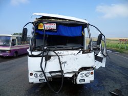 В Краснодонском районе автобус «Богдан» врезался в «КАМАЗ»