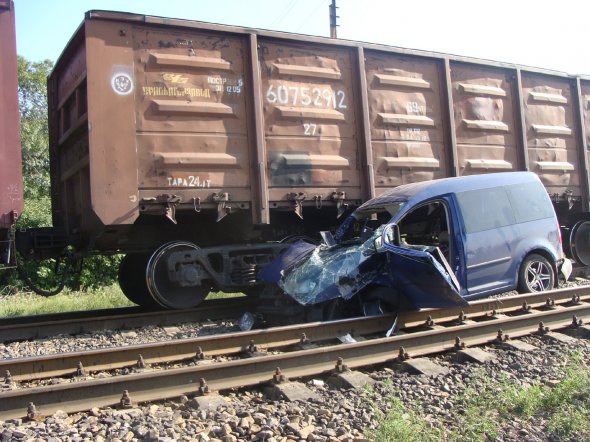 В Луганской области грузовой поезд столкнулся с пытающимся проскочить переезд автомобилем