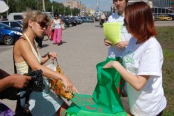 Луганчанам предложили поменять пластиковые пакеты на экологические сумки