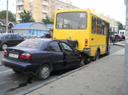 В Луганске ВАЗ толкнул ДЭУ прямо в маршрутку и скрылся с места аварии
