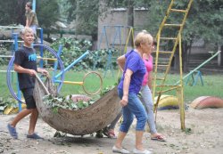 В преддверии Дня города во всех районах Луганска проходят субботники