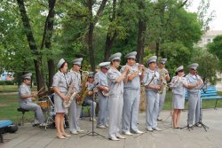 1 сентября в сквере ВЛКСМ милицейский оркестр развлекал луганчан