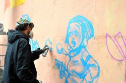 Французы обучают луганчан искусству граффити