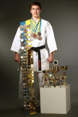 Луганскому каратисту Сергею Скляру присвоили звание  мастера спорта международного класса