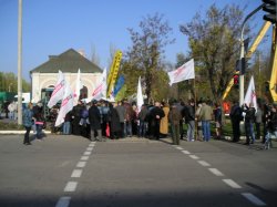В Северодонецке «Батькіщина» провела митинг в поддержку «Азот»