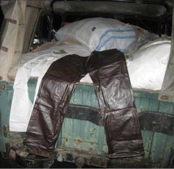 Луганские пограничники задержали россиянина, который пытался вывезти в Россию кожаную одежду