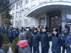 В Луганске пикетировали областную прокуратуру с требованием привлечь к ответственности прокурора, сбившего студентку