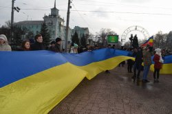 На Луганском майдане развернули 50-метровый флаг Украины и пели гимн