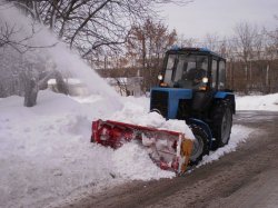 32 единицы спецтехники расчищали и подсыпали дороги Луганска в ночь на 10 января