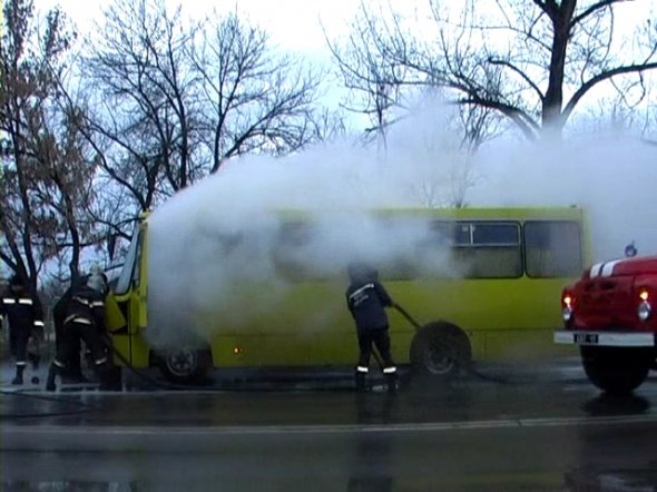 В Луганске загорелся автобус с 15 пассажирами