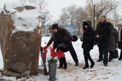 В Луганске почтили память погибших при взрыве в больнице №7 В Луганске почтили память погибших при взрыве в больнице №7