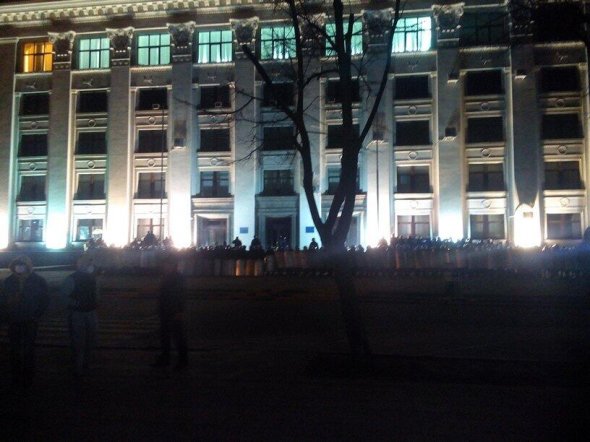 В ожидании мифических «фашистов» Луганскую облгосадминистрацию окружил Беркут с щитами (фото)