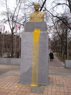 В Северодонецке залили краской бюст Ленина