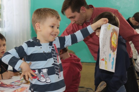 12 марта Луганскому областному центру социально-психологической реабилитации детей вручили подарки от студентов