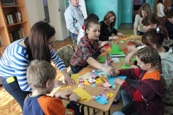 12 марта Луганскому областному центру социально-психологической реабилитации детей вручили подарки от студентов