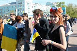 В Луганську дерева стали жовто-синіми, а Путіна посадили у банку (ФОТО)