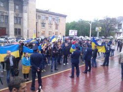В Луганске проукраинский митинг чудом прошел без столкновений (ФОТО)