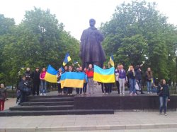 В Луганске проукраинский митинг чудом прошел без столкновений (ФОТО)