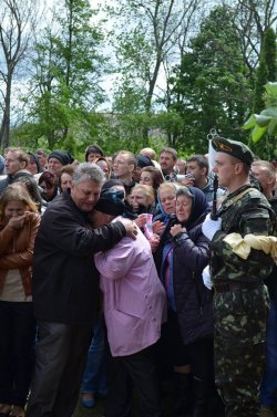 «Тебе забрала проклята куля у нікому не потрібній війні». На Вінниччині поховали 20-річного солдата Петра Коваленка (ФОТО)