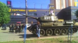 В Луганске "повстанцы" таки угнали танк Т-34 и поедут на нем на парад