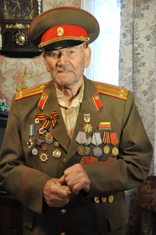 В Луганской области «Краснодонуголь» поздравил ветеранов ВОВ с 9 Мая