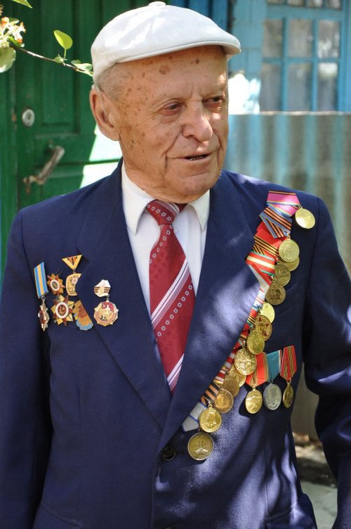 В Луганской области «Краснодонуголь» поздравил ветеранов ВОВ с 9 Мая