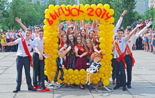 В школах Луганска прозвенел "Последний звонок" (ФОТО)