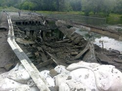 На Луганщине взорвали мост через Северский Донец
