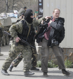 В Луганске на Городке завода ОР штурмуют воинскую часть (ВИДЕО) дополнено