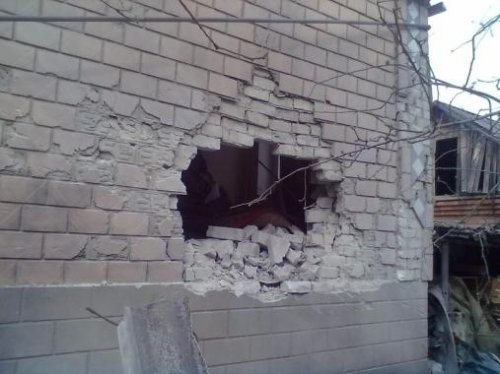 В результате артобстрела было разрушено два дома в городе Счастье (ФОТО)